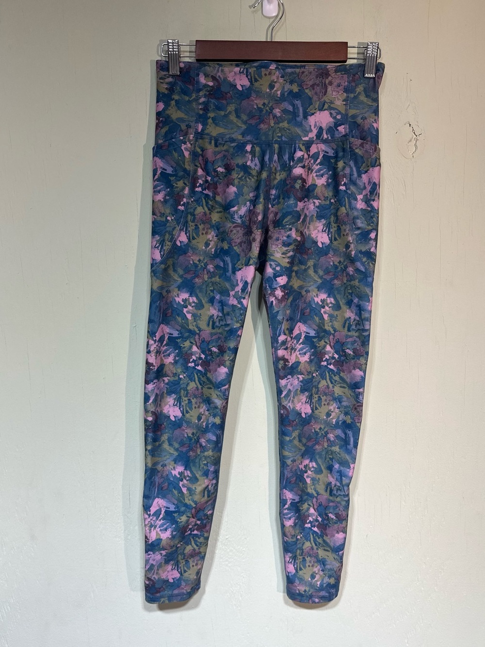 Freely Women's dark Floral Print Athletic Leggings size medium